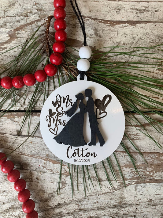 Personalized Mr and Mrs Christmas Tree Ornament | Bride and Groom Ornament | Our 1st Christmas Ornament | Wedding Gift | Gift for Newlyweds